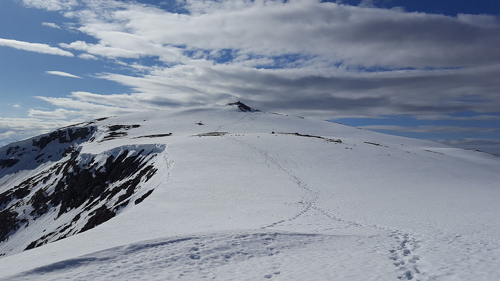 Endel snø i høyden enda, men helt ok å gå på :)