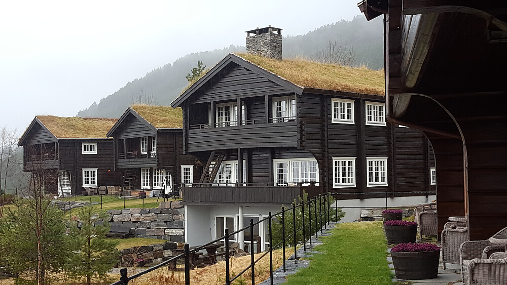 Praktfulle Storfjord Hotel ved Øvre Glomset.
Rompriser mellomsesong: Fra 2.790,- til 9.700,- pr natt..
Jeg valgte å overnatte i bilen... ;-)