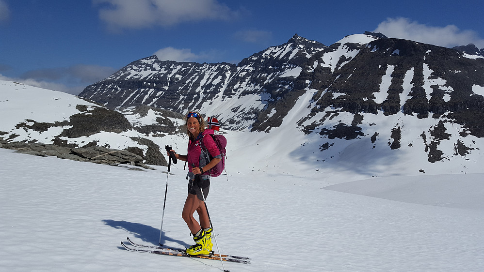 På vei mot Vinnufjellet. Skarfjellet og Nordre Trolla  i bakgrunnen. Store Trolla og Søre Trolla titter frem bak Litlnebba-toppene til høyre.