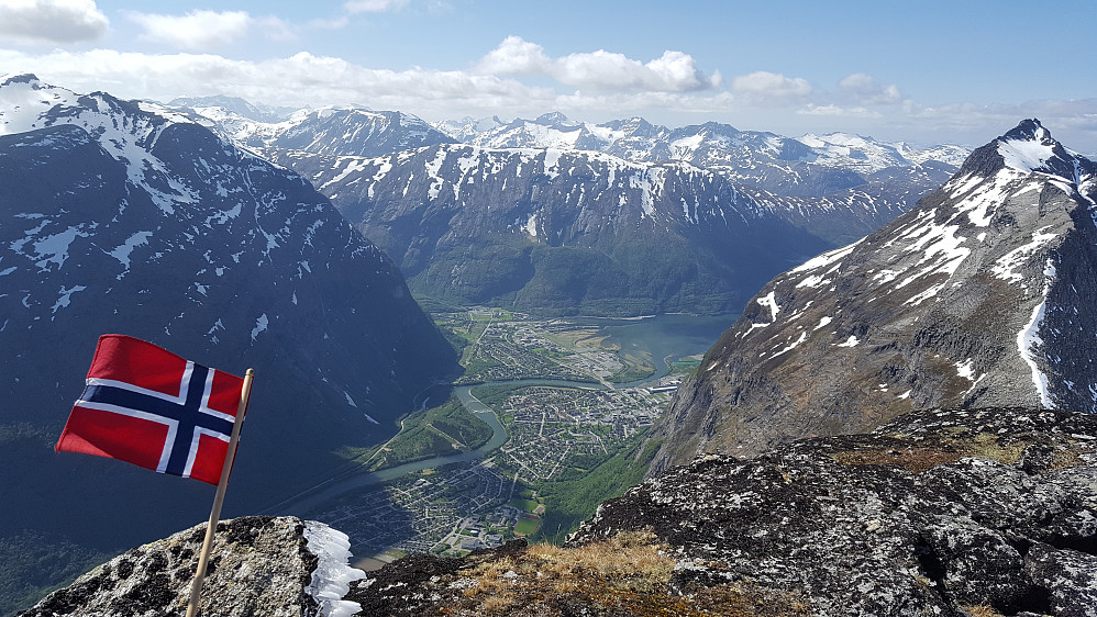 På Furunebba - Sunndalsøra langt der nede og Hovsnebba til høyre.