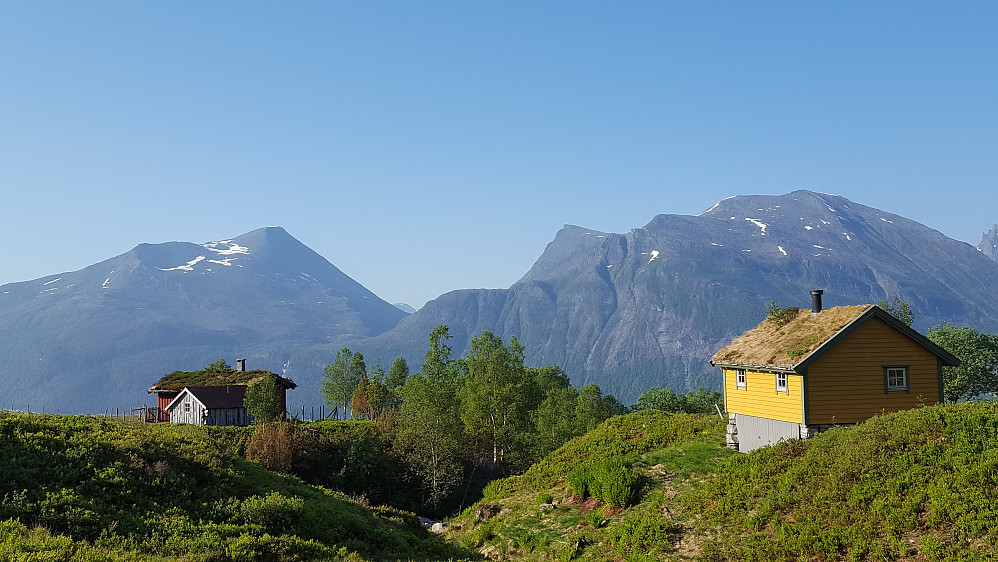 Vakker utsikt fra Skinnviksætra; bl.a Snøhornet, Litledalshornet og Blåfjellsegga.