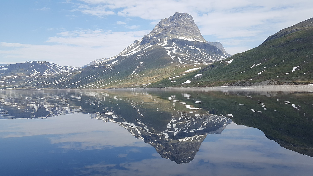 Torfinnstindene speiler seg i Bygdin :)