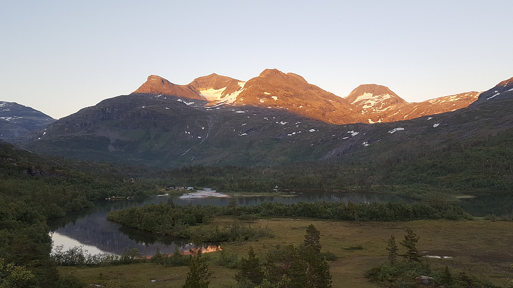 Mitt første besøk i Reindalen - FOR en mottagelse i solnedgangen :) Naushornet i midten - Tordsnose til høyre - Karitinden skimtes til venstre.