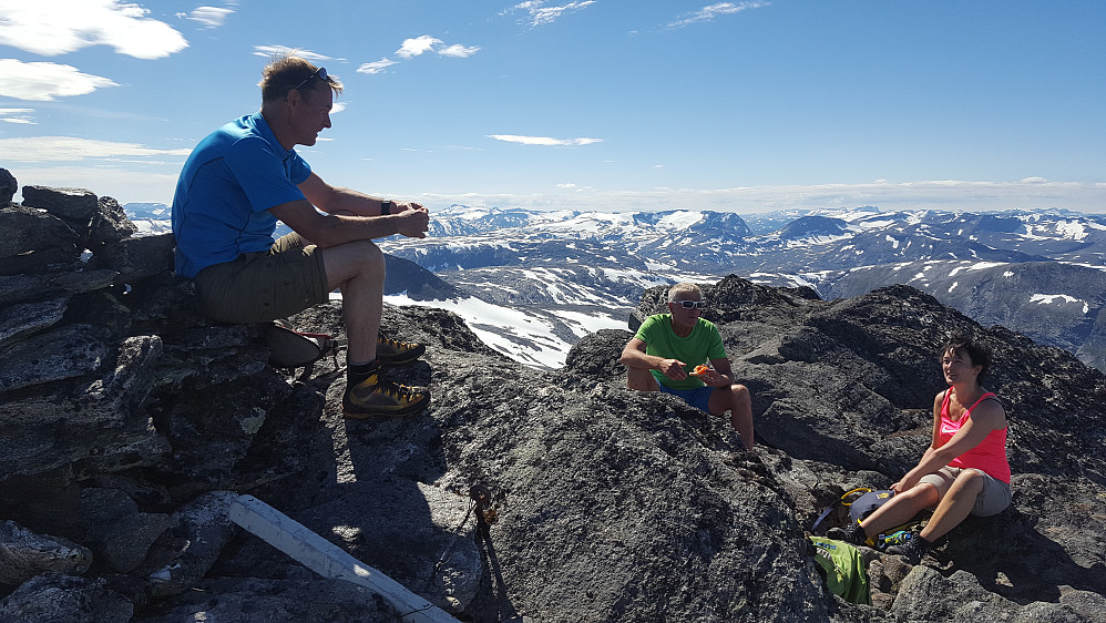På Svartegga - her sitter grunneieren av fjella i området... Det er faktisk hans egen varde han sitter på ;-)