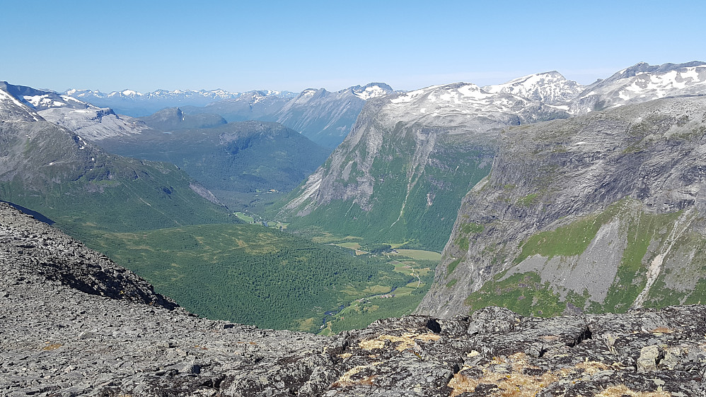 Og fin morgenstund på Litlehornet med Grønningsæter og Valldalen i bakgrunnen :)