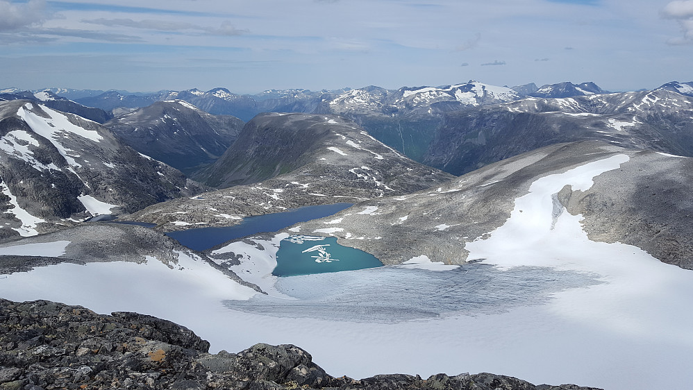 Utsikt fra Storfjellet. Storfjellbreen med Krynkelvatnet og Krynkelen i bakgrunnen