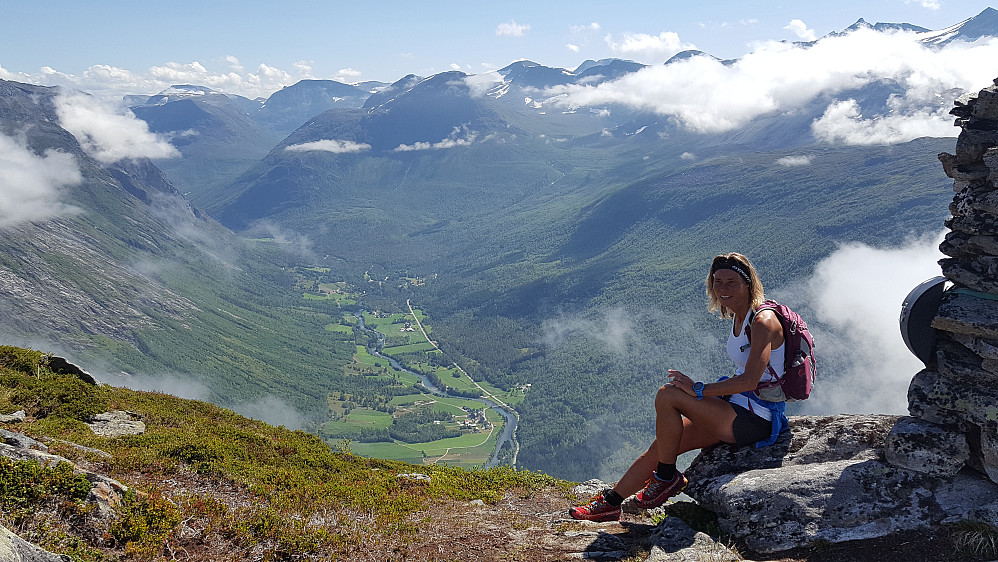 På Gjerdsegga med Øvre Valldalen i bakgrunnen