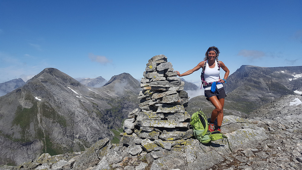 På Kjørsetdalshornet. Brekkehornet og Grønfonnfjellet til venstre.