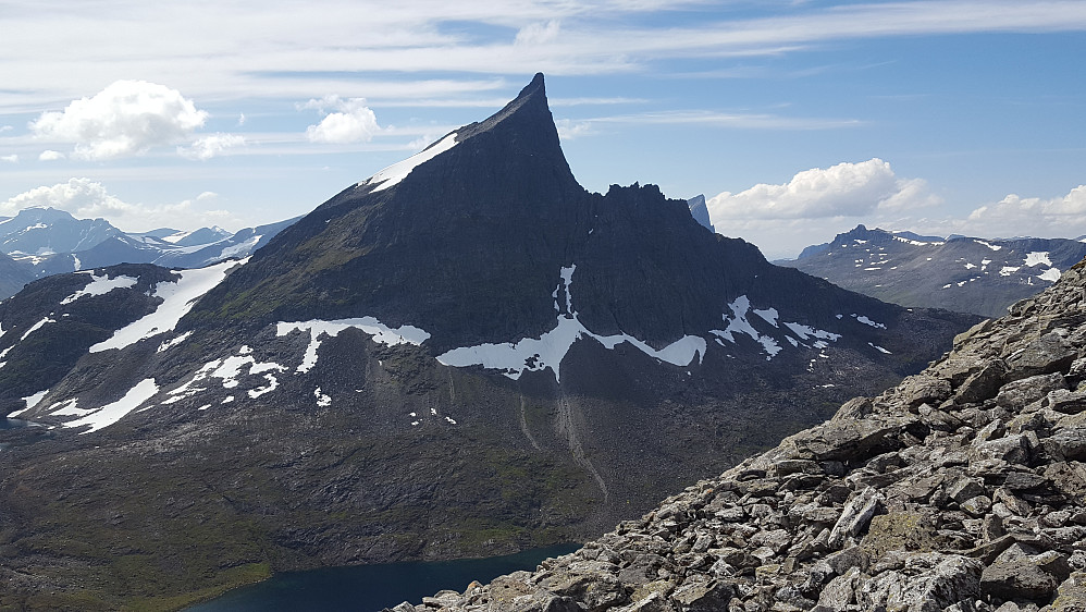 Slogen sett fra oppgang til Geithornet. Jakta skimtes også.