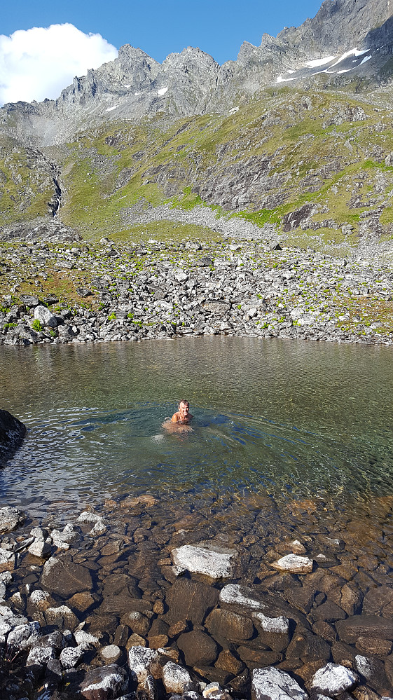 Bading ved Isavatnet var passe varmt i dag :)