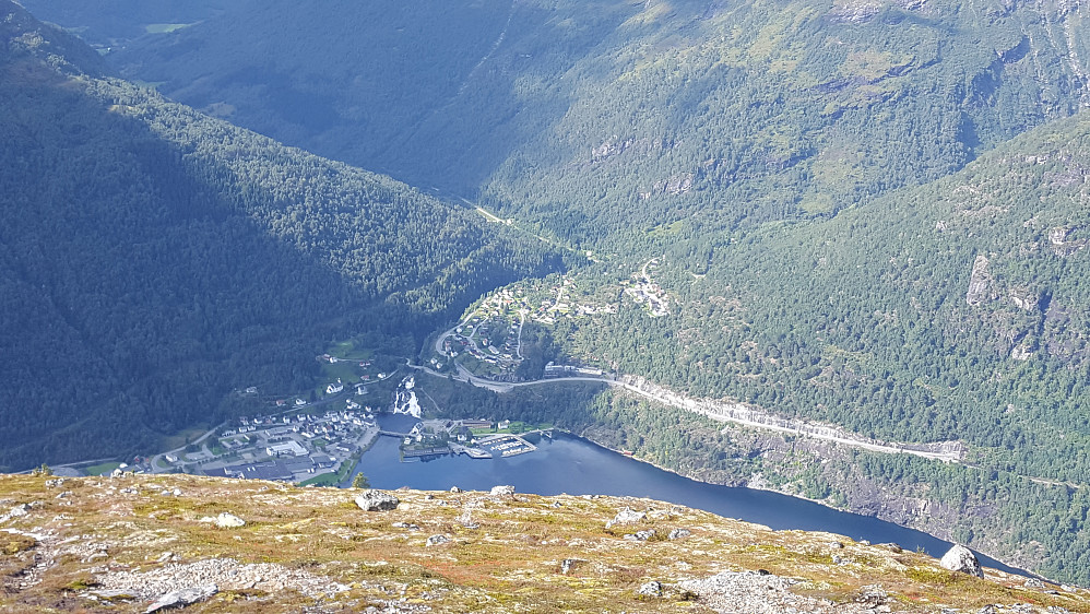 Utsikt mot Hellesylt fra Åsenakken