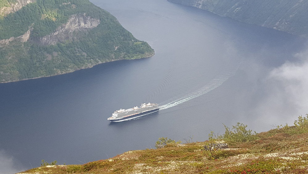 Cruiseskip tar svingen i fjordkrysset Geirangerfjorden/Sunnylvsfjorden.