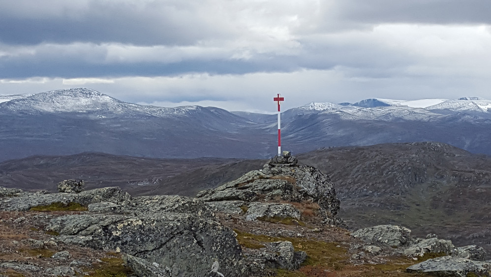 Øvre Skåpkollen (1283 moh) Storhornet til venstre - Kråkvasstind stikker såvidt opp til høyre.