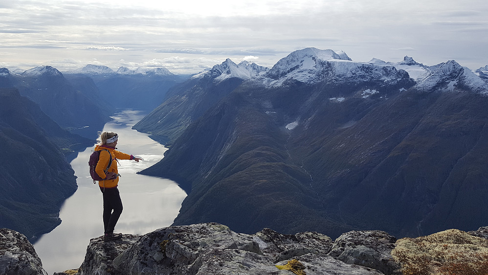 Herlig fjellverden rundt Eikesdalsvatnet :)