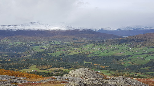 Snø på toppene.