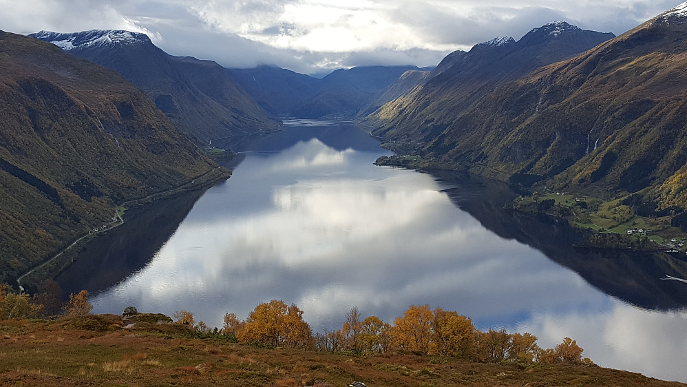 Dalsfjorden i fine høstfarger :)