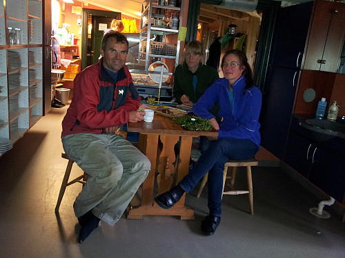 Pause hos vertskapet på den trivelige turisthytta Storerikvollen (TT)
