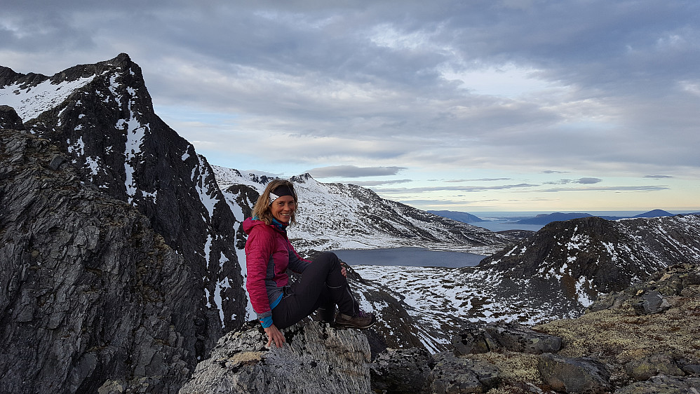 Gunn koser seg i fjella vest for Måndalen. Presten oppe til venstre :)