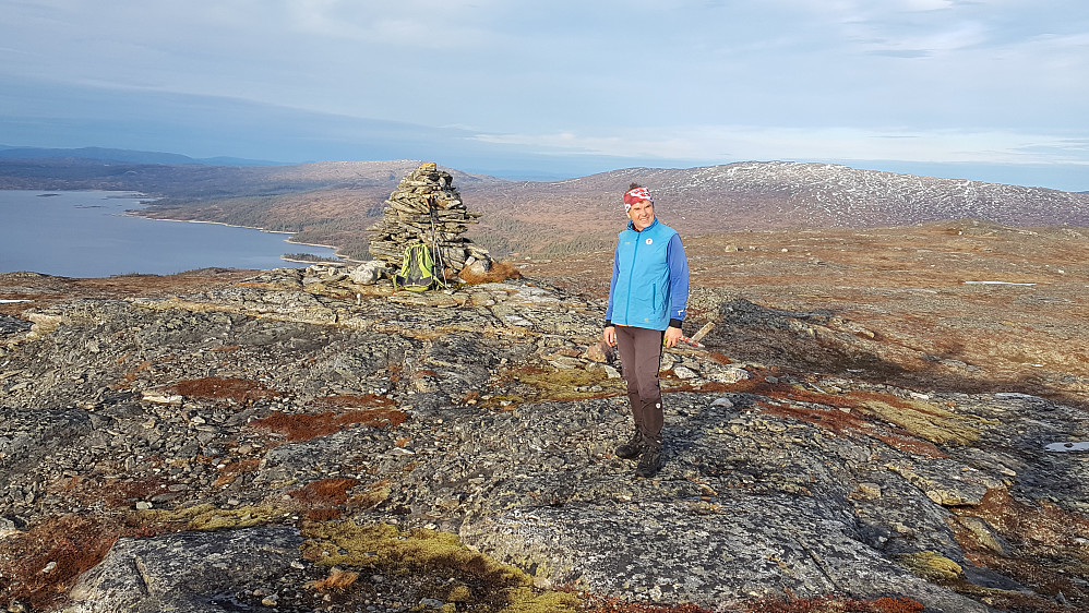 Annfinnfjellet med Samsjøen i bakgrunnen til venstre. Kråkfjellet og Rensfjellet midt på og til høyre.