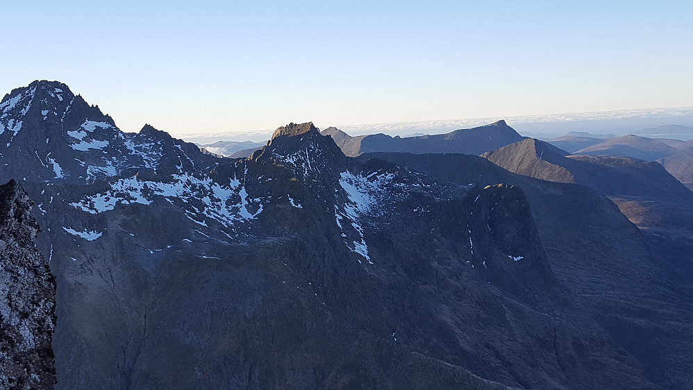 Vassdalstinden, Hetta/Bukkedalstinden/Grøthornet og Levandehornet/Bergehornet sett fra Kjerringa