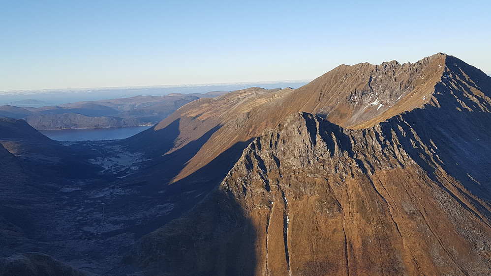 Vardehornet, Fossholtinden, Åvasstinden og Gopehornet til høyre for Årsetdalen - sett fra Kjerringa