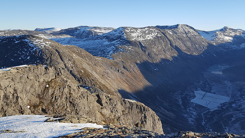 Holedalen og Ljosuregga/Holedalsegga/Holedalsfjellet
