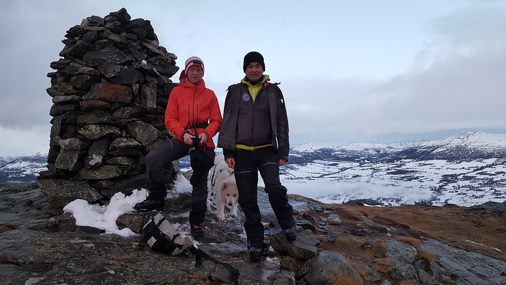 Glade turentusiaster på toppen; Oddveig & Egil med sine 2 hvite hunder :)