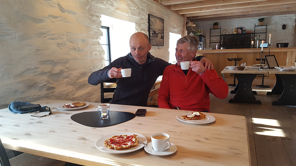 Kaffe & vafler inne - sol ute :)