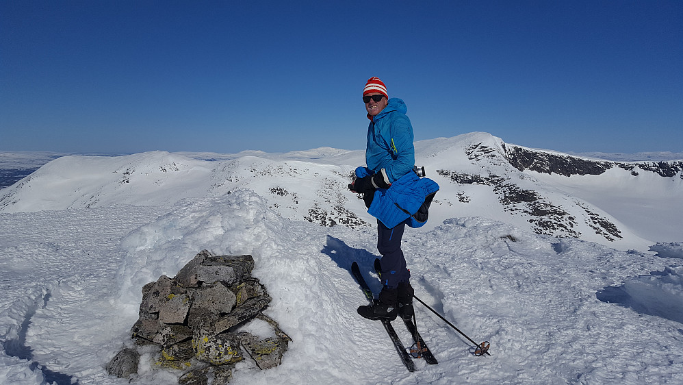 Otto på første topp; Skarddørsfjellet.
Nordre Skardsfjella i bakgrunnen.