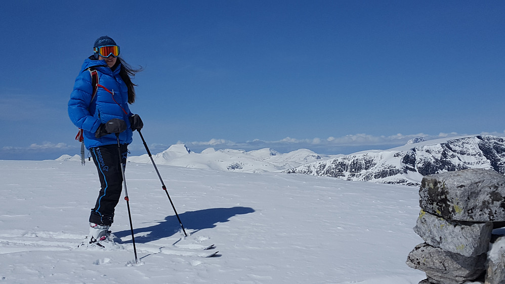 På Snydda med fine vinterhvite topper i Trollheimen i bakgrunnen :)