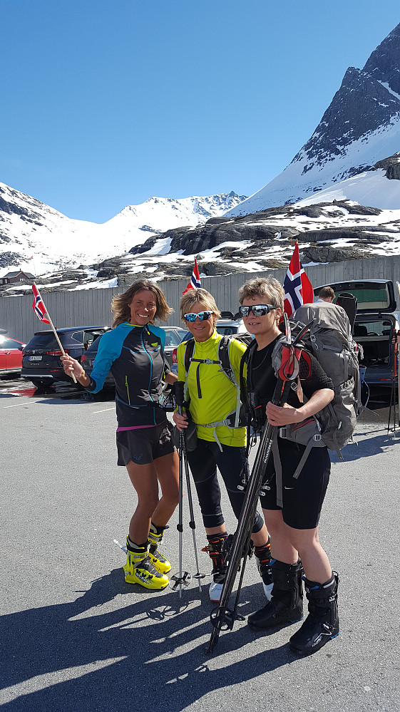 Nasjonaldag ved Trollstigen. Gunn, Oddveig & Kirsti m/flagg og klar for skitur!