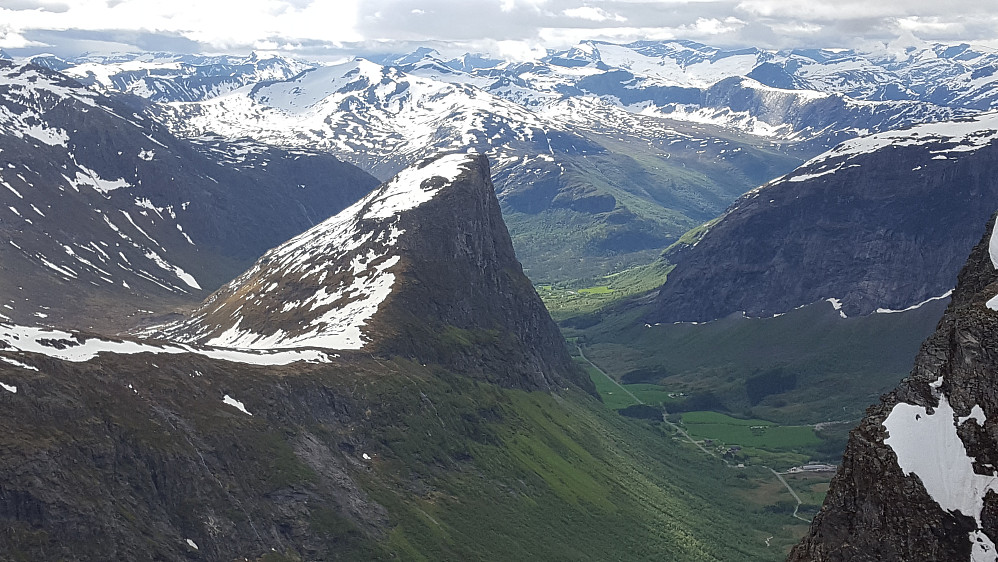 Fivelstadnibba sett fra Skjerdingstindane.
