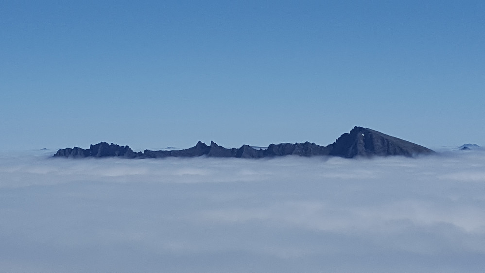 Hammarsettindane og Urfjellet stikker opp fra tåka :)