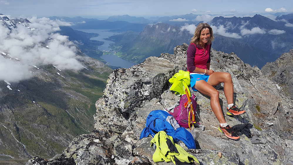 Pause i sola på Grøtdalstinden