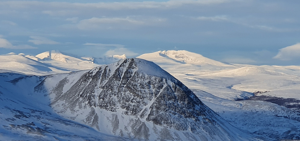 Snøhettatoppene, Store Langvasstinden, Bruri og Storstygge-Svånåtinden i bakgrunnen (fra høyre)