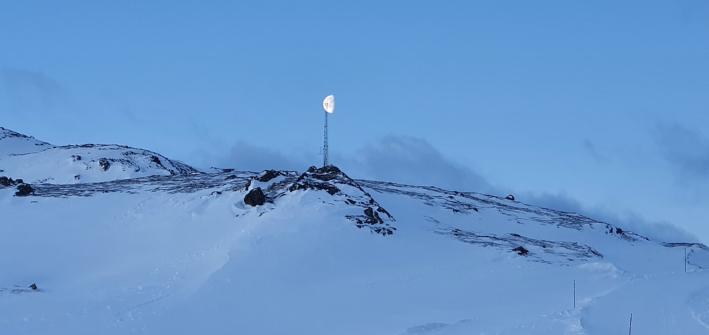 Halvmånen ble fanget av masta på Skjørstadhovden...