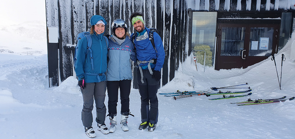 Dårlig vær og alt av skiheiser er stengt denne torsdagen, men det ble uansett et trivelig møte med skiløpere som kommer fra nabolaget til Matterhorn, Jungfrau og Dolomittene (Sveits & Italia). Vi fikk plutselig mye å prate om..