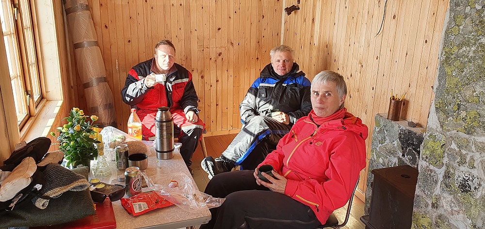 Odd Arne, Alf Einar og Torill i Sprengtverråtjønnbua :)