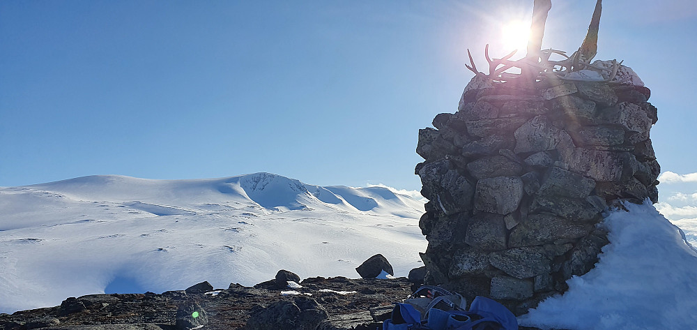 Huguvarden - Skridulaupen i bakgrunnen.