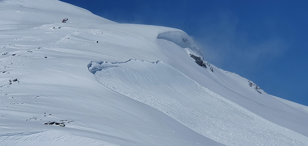 Ved Fanaråken: Et stort snøskred er nettopp gått, og skiløpere som befinner seg over skredet blir plukket opp med helikopter (pga frykt for flere snøskred)..