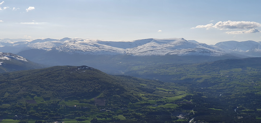 Flott årstid - grønne daler og mye hvitt i høyden.