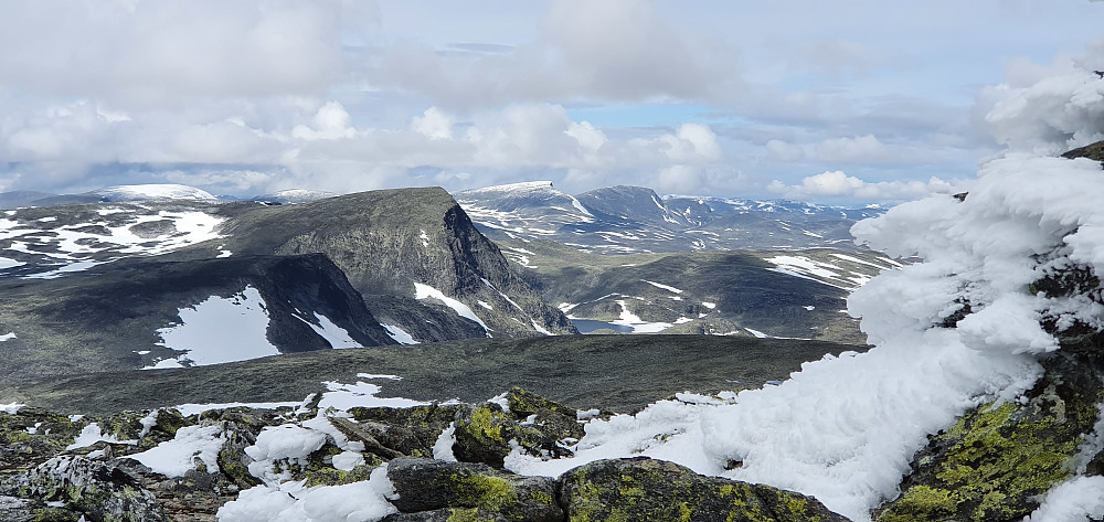 Litt nysnø på toppen av Sjongshøi. Storskrymten midt i bildet.