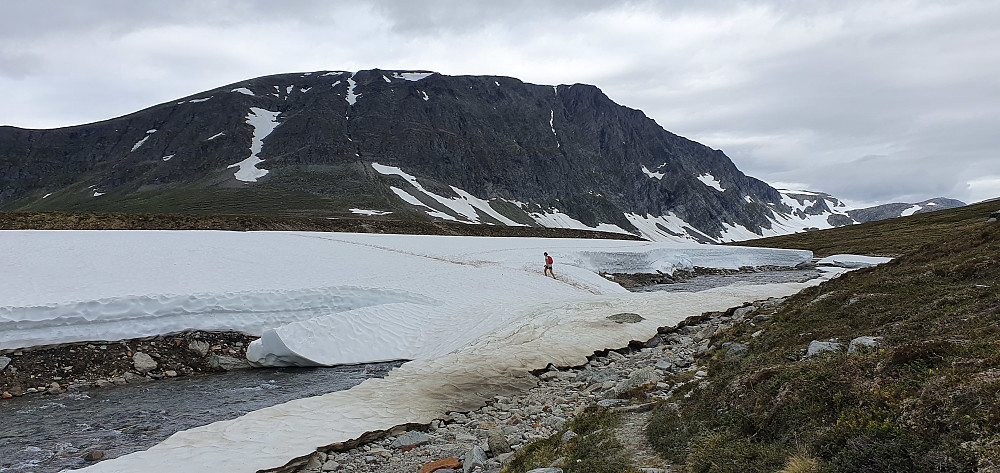 En uvanlig sommer: Snøbru over Gravbekken som varer lenge enda :)