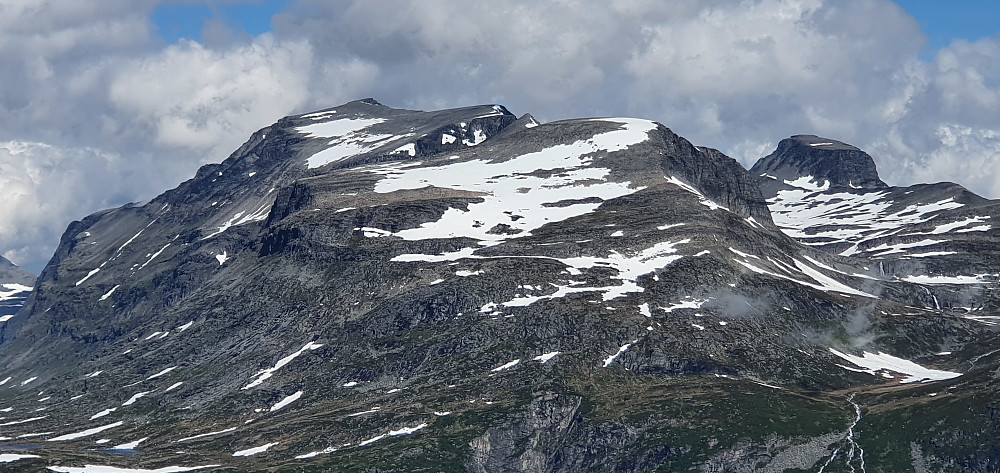 Tåga/Såtbakkollen-massivet og Navardalsnebba. Innerdalstårnet titter så vidt fram helt til venstre :)
