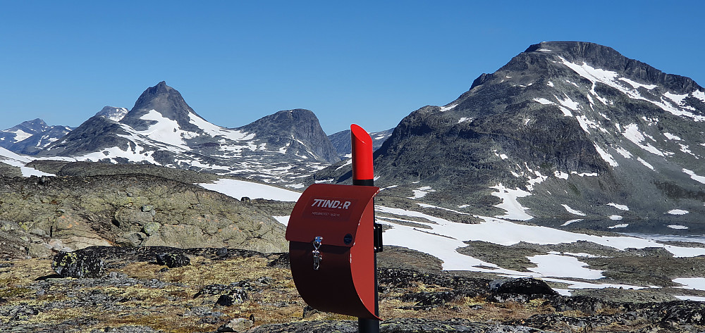 Dagens første topp: Høgbrøtet (1630 moh). Mjølkedalstinden, Olavsbunuten og Snøholstinden i bakgrunnen.
