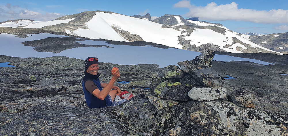 Ove på Breikvamsnosi. Søre Koldedalstinden i bakgrunnen til venstre.