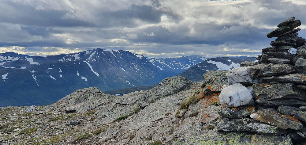 På Tyrikvamfjellet - Okla i bakgrunnen.