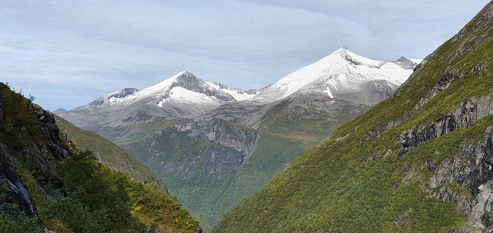 Kjøvskardtinden og Kyrkjetaket med nysnø.