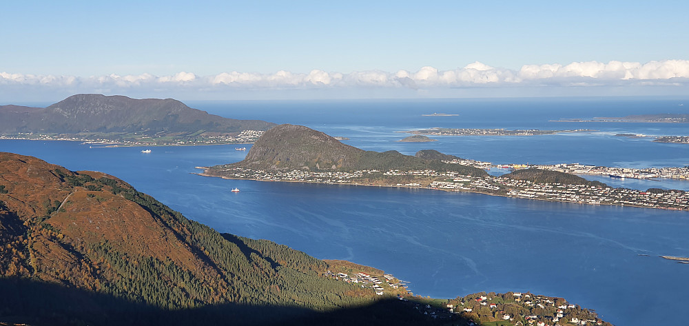Sukkertoppen og Storhornet (på Godøya) sett fra Svanshornet.