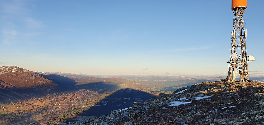 Skyggen av fjellet :)